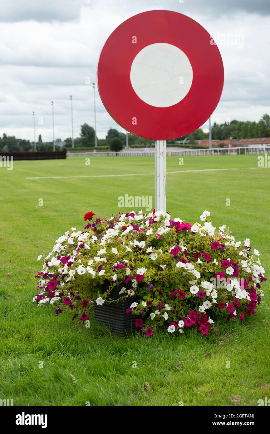 Sunbury-on-Thames, Middlesex, Großbritannien. August 2021. Der Siegerposten bei den Kempton Park Races. Quelle: Maureen McLean/Alamy Stockfoto