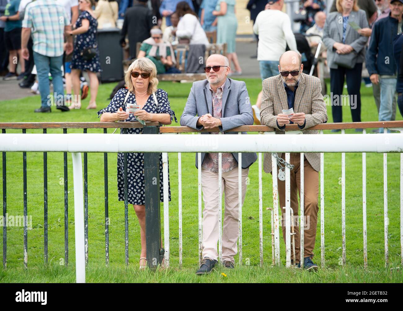 Sunbury-on-Thames, Middlesex, Großbritannien. August 2021. Rennfahrer im Kempton Park genießen einen Tag bei den Rennen. Quelle: Maureen McLean/Alamy Stockfoto