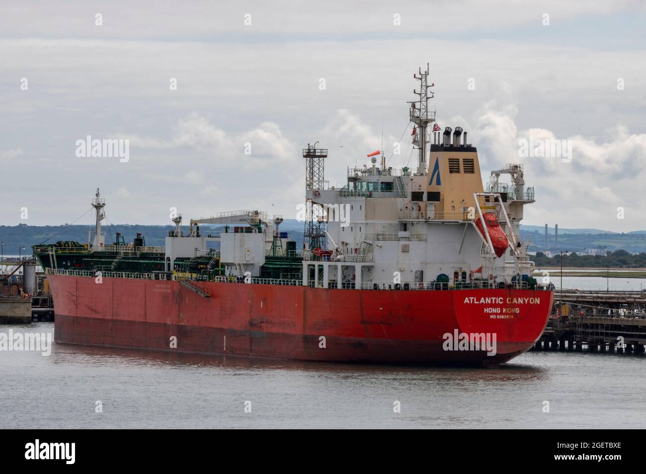 Großschiff, Öltanker, esso fawley, fawley-Ölraffinerie, fawley-Ölverarbeitungsanlage, Seeschiffsöltanker, Seeöltanker, Öl- und Gastransport. Stockfoto