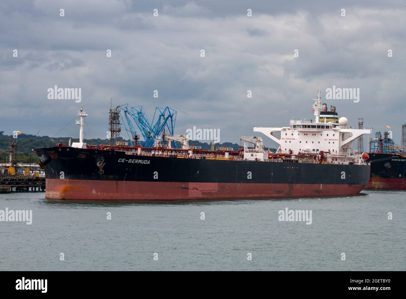 Großschiff, Öltanker, esso fawley, fawley-Ölraffinerie, fawley-Ölverarbeitungsanlage, Seeschiffsöltanker, Seeöltanker, Öl- und Gastransport. Stockfoto