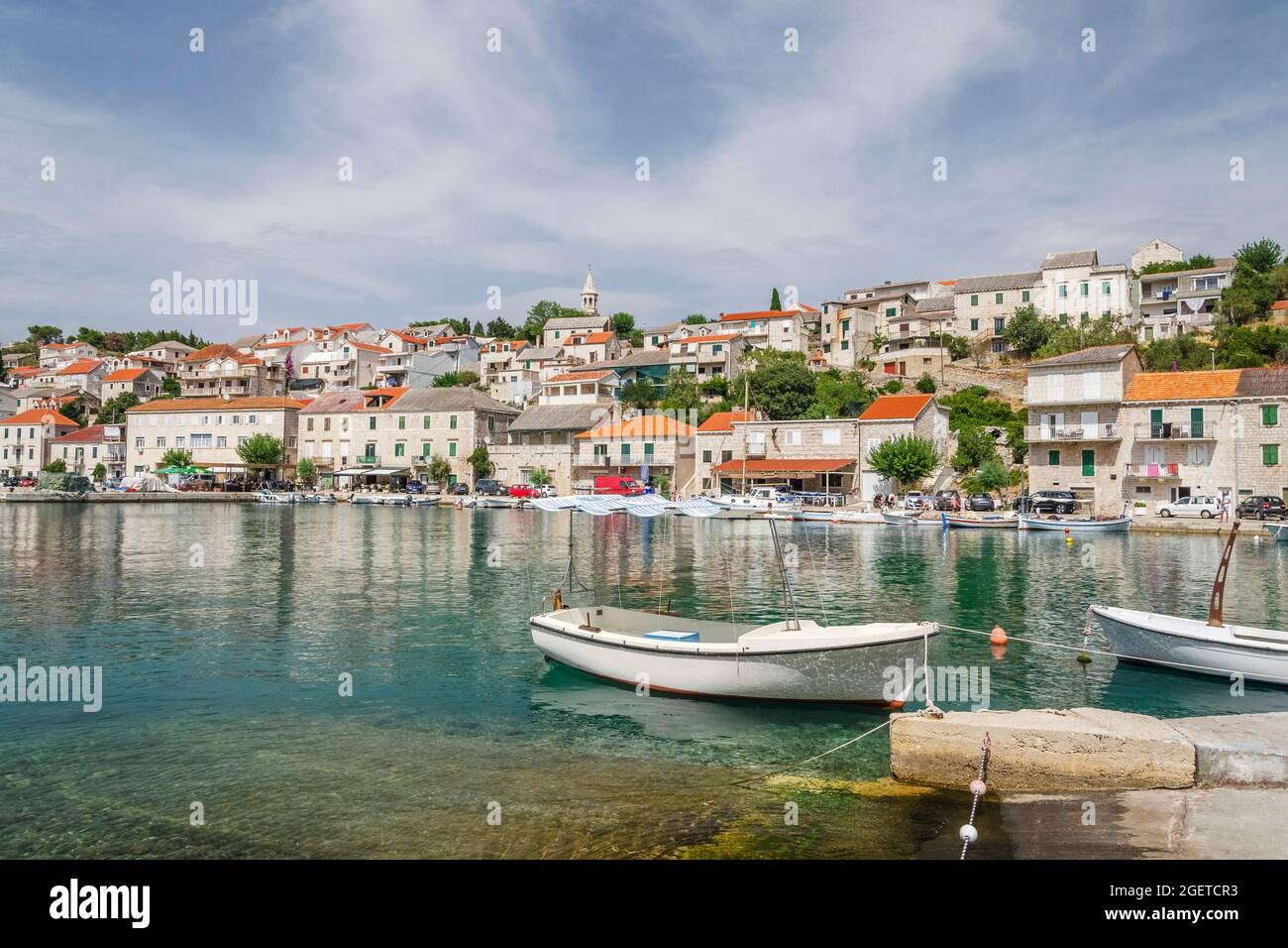 Malerische Bucht im Dorf Povlja. Povlja liegt in einem tiefen natürlichen Hafen an der Nordostküste der Insel Brac in Kroatien Stockfoto