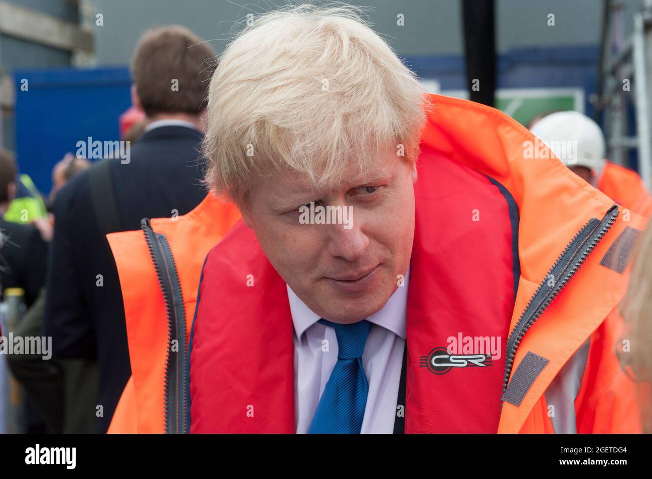 Der Bürgermeister von London, Boris Johnson, sprach mit der Presse, nachdem er den ersten Stapel für den neuen Canary Wharf Crossrail-Bahnhof, den offiziellen Beginn des Crossrail-Bauens, versenkt hatte. Crossrail ist eine Eisenbahnlinie, die nach ihrer Fertigstellung einen hochfrequenten Personenverkehr über die Hauptstadt von Westen nach Osten bieten wird. Canary Wharf, London, Großbritannien. 15 Mai 2009 Stockfoto