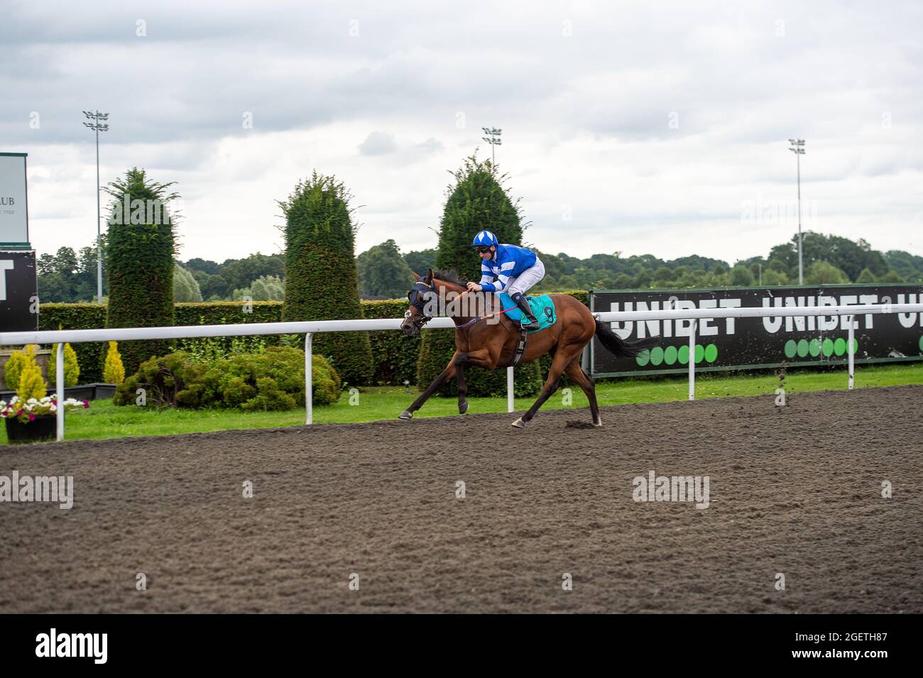 Sunbury-on-Thames, Middlesex, Großbritannien. August 2021. Jockey Martin Dwyer gewinnt die „Try our New Super Boosts“ bei Unibet Handicap Stakes (Klasse 4) auf dem Pferd Tyger Bay. Trainer Conrad Allen, Newmarket. Quelle: Maureen McLean/Alamy Stockfoto