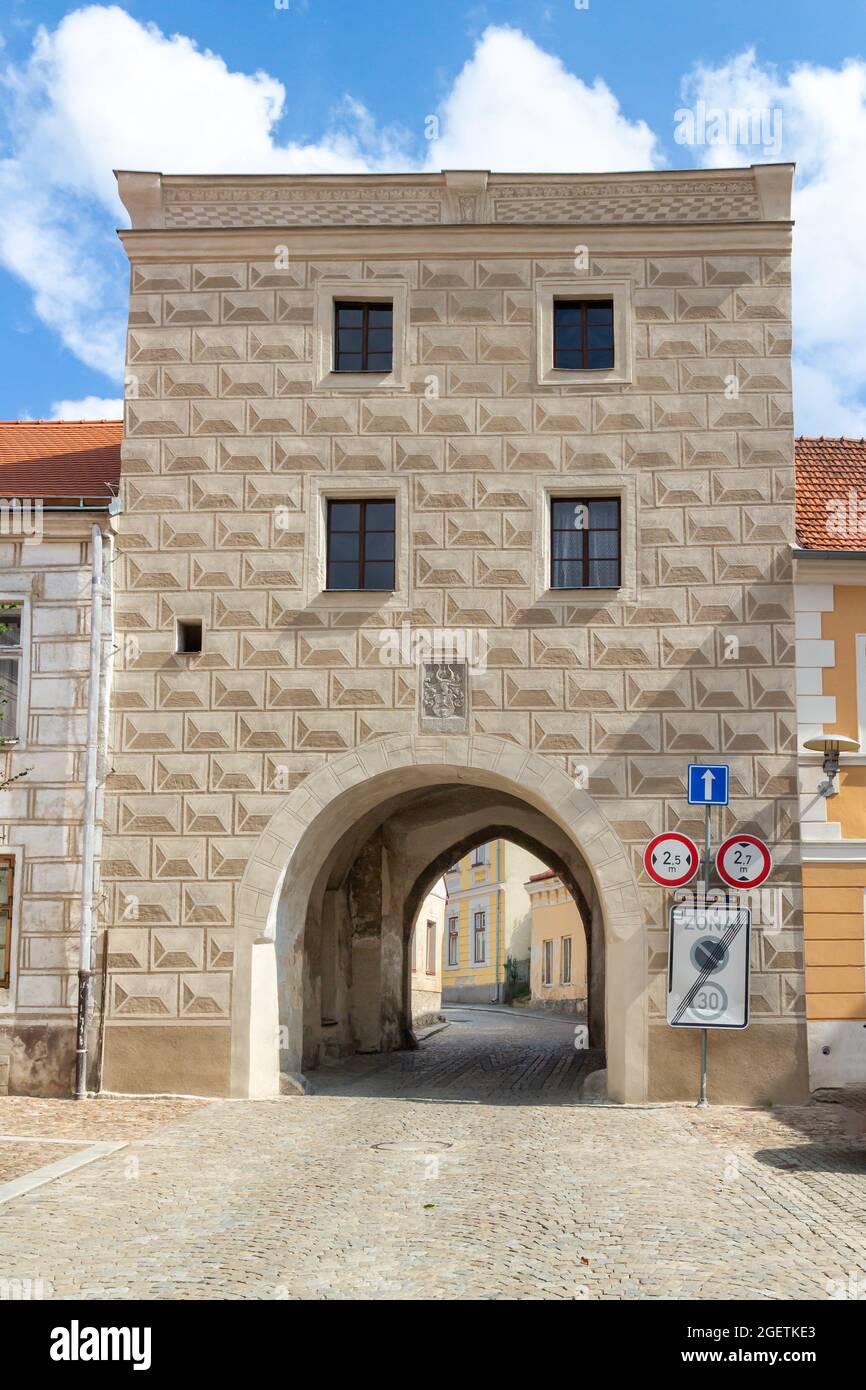 Altes turmähnliches Haus mit Durchgangsfassaden und Sgraffito-Fassaden, eine besondere Schnitztechnik in slavonice in der tschechischen republik. Verkehrsschilder zeigen das genaue an Stockfoto