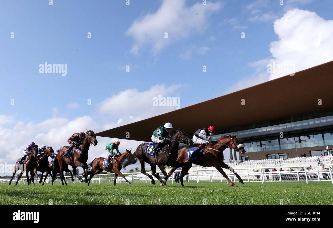 Eclat De Lumiere unter Colin Keane (rechts) gewinnt auf der Curragh Racecourse den Irish Hengst Farms European Breeders Fund Maiden. Bilddatum: Samstag, 21. August 2021. Siehe PA Story RACING Curragh. Bildnachweis sollte lauten: Niall Carson/PA Wire. EINSCHRÄNKUNGEN: Die Nutzung unterliegt Einschränkungen. Nur redaktionelle Verwendung, keine kommerzielle Nutzung ohne vorherige Zustimmung des Rechteinhabers. Stockfoto