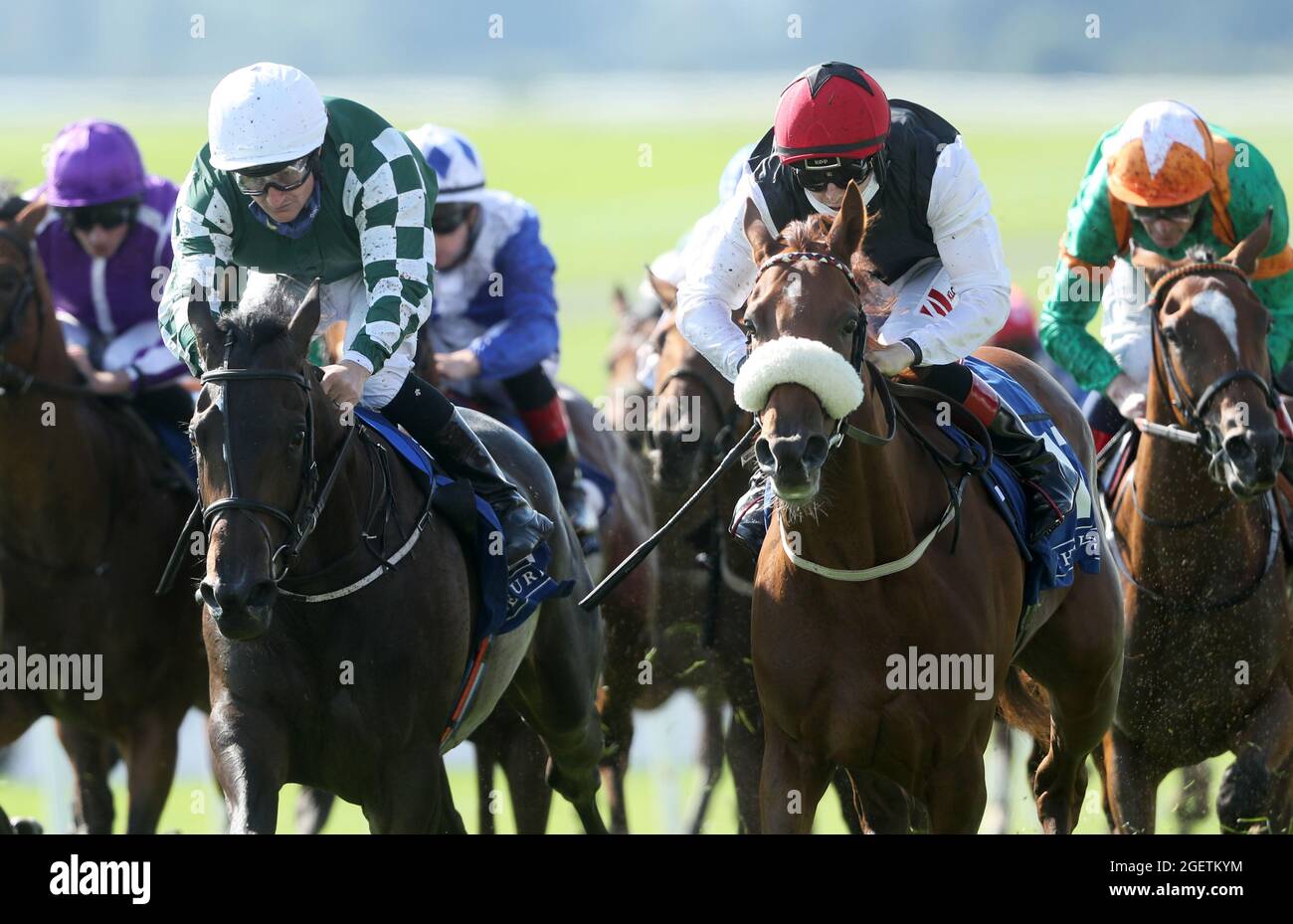 Eclat De Lumiere mit Colin Keane (Mitte) gewinnt auf der Curragh Racecourse den Irish Hengst Farms European Breeders Fund Maiden. Bilddatum: Samstag, 21. August 2021. Siehe PA Story RACING Curragh. Bildnachweis sollte lauten: Niall Carson/PA Wire. EINSCHRÄNKUNGEN: Die Nutzung unterliegt Einschränkungen. Nur redaktionelle Verwendung, keine kommerzielle Nutzung ohne vorherige Zustimmung des Rechteinhabers. Stockfoto