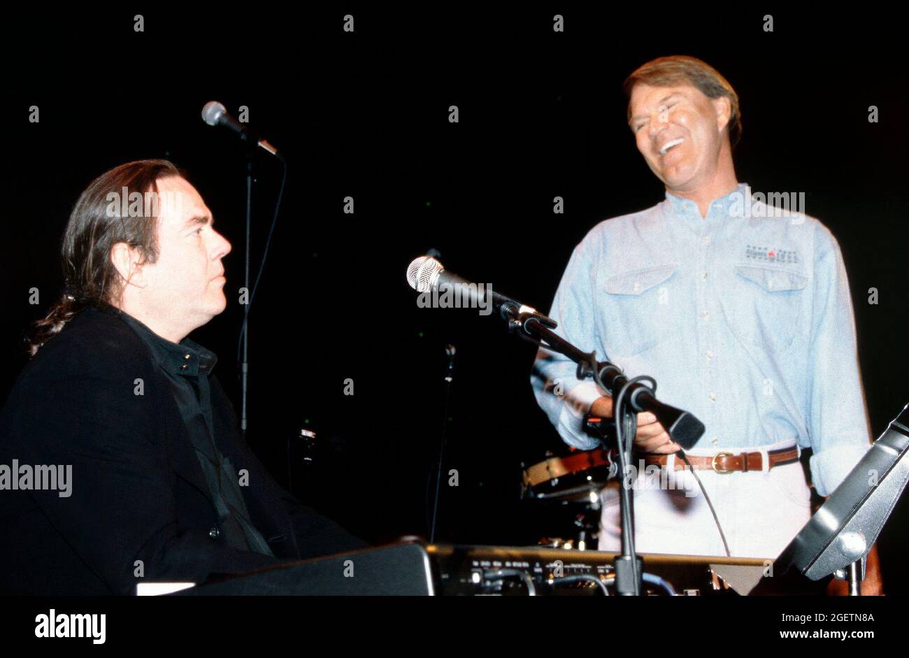 Glen Campbell und der Songwriter Jimmy Webb geben am 20. April 1996, zwei Tage vor seinem eigentlichen Geburtstag, eine improvisierte Performance bei Campbells Überraschungsfeier zum 60. Geburtstag in Branson, Missouri. Jimmy Webb schrieb und arbeitete mit Campbell an vielen seiner Hits zusammen, darunter „By The Time I Get To Phoenix“, „Wichita Lineman“ und „Galveston“. Stockfoto