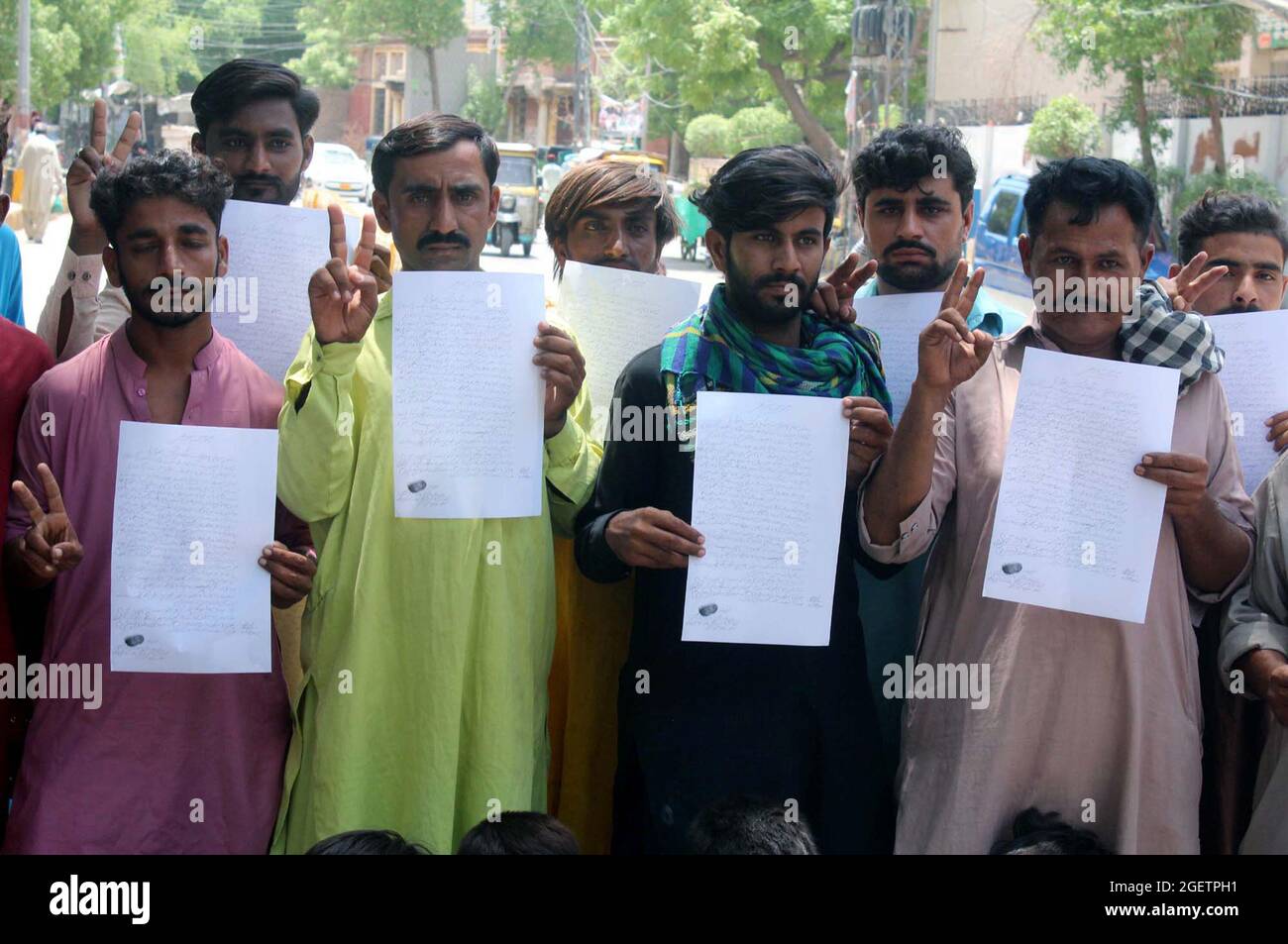 Die Bewohner von Hosri veranstalten am Samstag, dem 21. August 2021, im Hyderabad-Presseclub eine Protestdemonstration gegen die hohe Händigkeit einflussreicher Menschen. Stockfoto