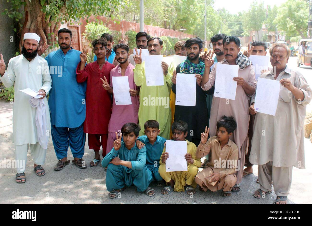 Die Bewohner von Hosri veranstalten am Samstag, dem 21. August 2021, im Hyderabad-Presseclub eine Protestdemonstration gegen die hohe Händigkeit einflussreicher Menschen. Stockfoto