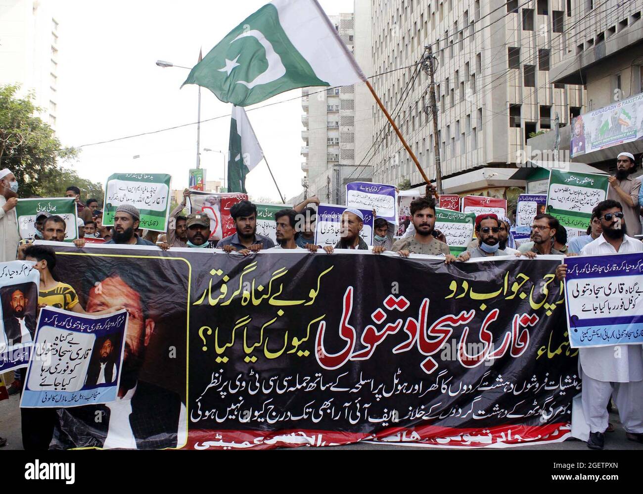 Mitglieder des Aktionskomitees für die Freilassung von Kari Sajjad Tanoli veranstalten am Samstag, dem 21. August 2021, eine Protestdemonstration für seine Freilassung aus dem Gefängnis im Presseclub von Karachi. Stockfoto