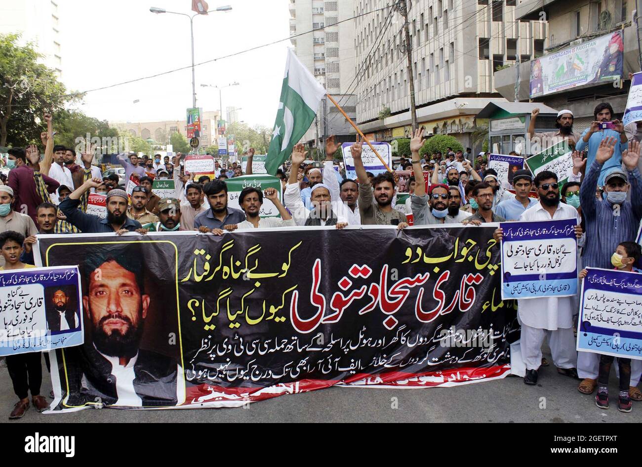 Mitglieder des Aktionskomitees für die Freilassung von Kari Sajjad Tanoli veranstalten am Samstag, dem 21. August 2021, eine Protestdemonstration für seine Freilassung aus dem Gefängnis im Presseclub von Karachi. Stockfoto