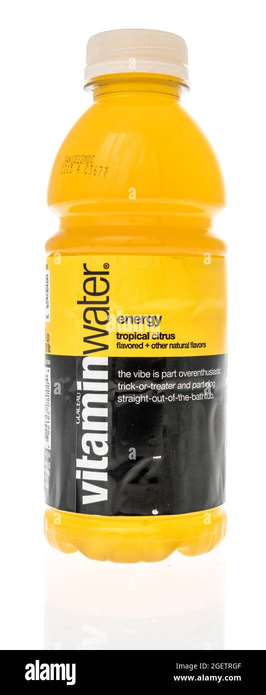 Winneconne, WI -15 August 2021: Eine Flasche Vitamin-Wasser-Energy-Drink auf einem isolierten Hintergrund Stockfoto