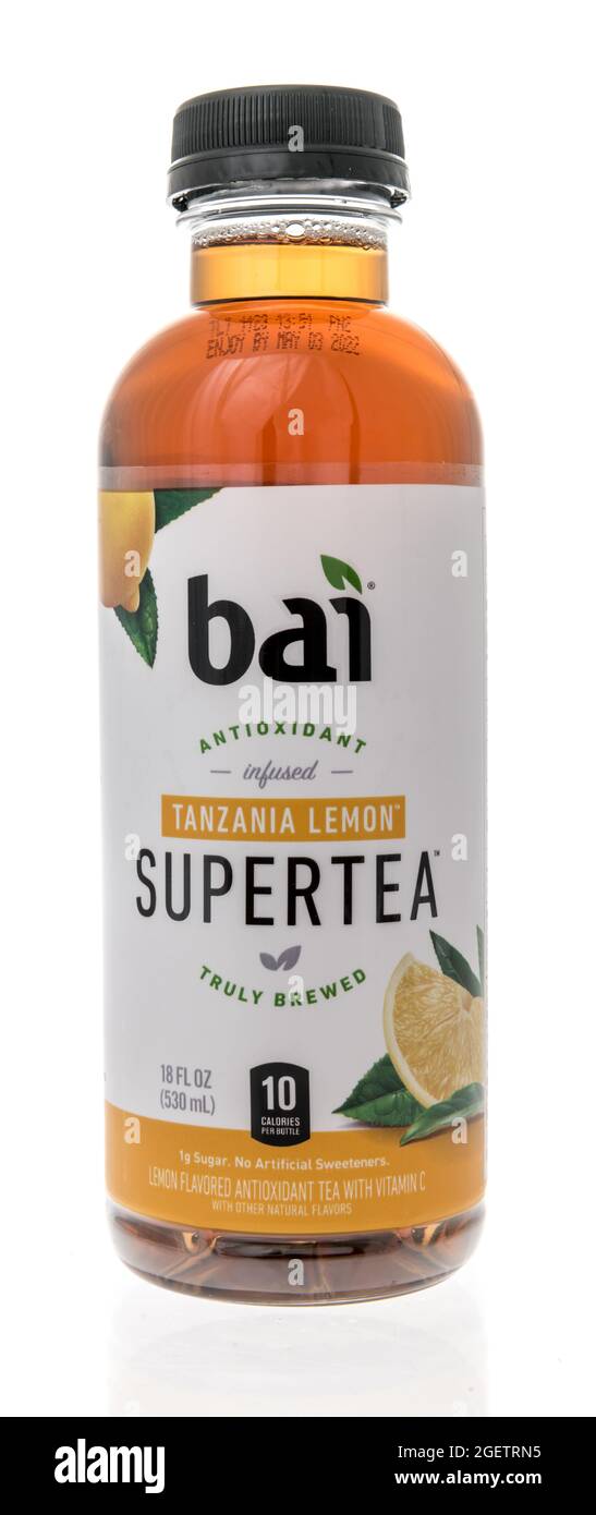 Winneconne, WI -20 August 2021: Eine Flasche Bai Supertea-Getränk auf einem isolierten Hintergrund Stockfoto
