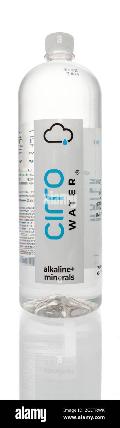 Winneconne, WI -20 August 2021: Eine Flasche Cirlo-Wassergetränk auf einem isolierten Hintergrund Stockfoto