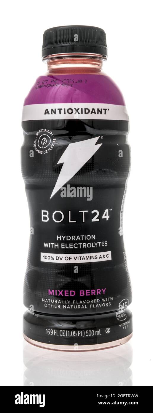 Winneconne, WI -20 August 2021: Eine Flasche Gatorade Bolt 24 Getränk auf einem isolierten Hintergrund Stockfoto