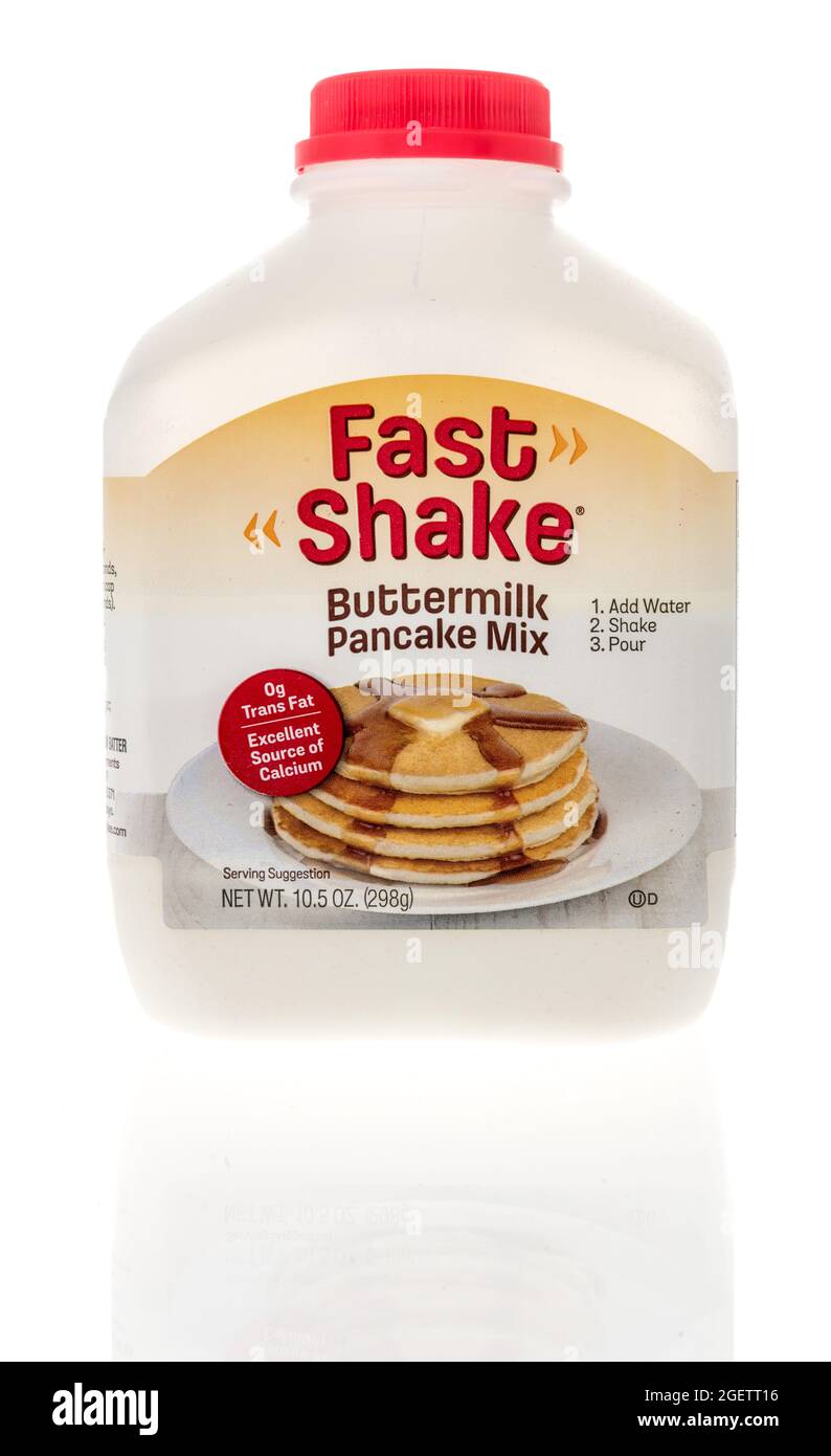 Winneconne, WI -20 August 2021: Ein Paket von Fast Shake Buttermilch Pfannkuchen Mischung auf einem isolierten Hintergrund Stockfoto