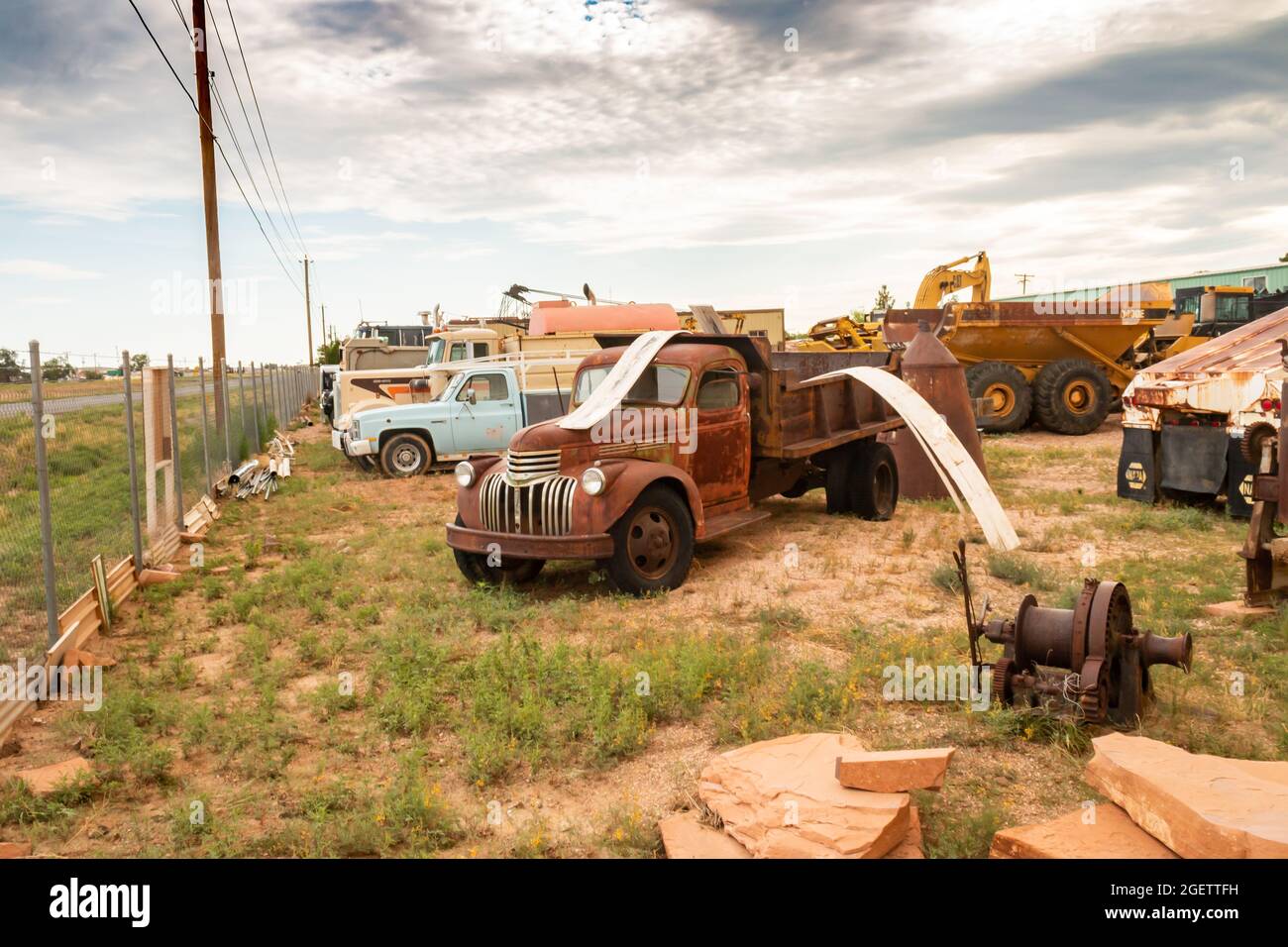 Rostiger Vintage 1941 Chevrolet 1 1/2-Tonnen-Doppelabholwagen auf der Route 66 in Kingman arizona Stockfoto
