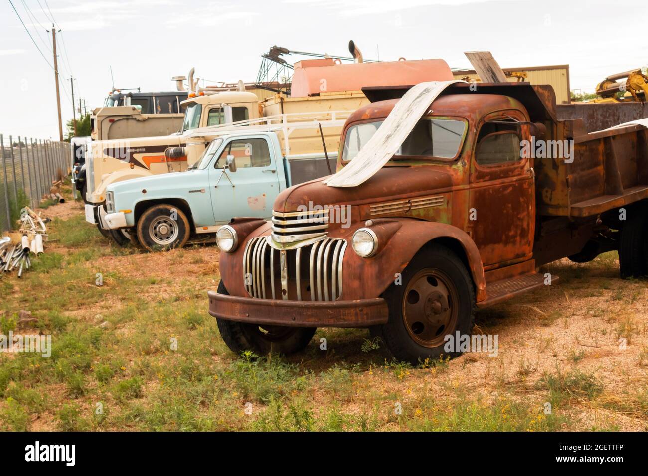 Rostiger Vintage 1941 Chevrolet 1 1/2-Tonnen-Doppelabholwagen auf der Route 66 in Kingman arizona Stockfoto