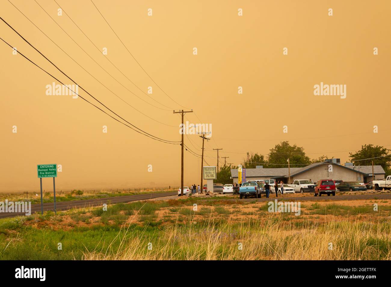 sandsturm oder Wüstenstaubsturm über der Straße auf der Route 66 in Kingman arizona Stockfoto