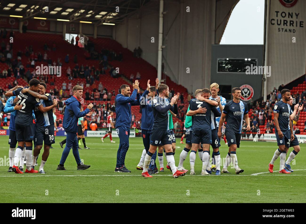 Die Spieler von Huddersfield Town feiern nach dem Spiel der Sky Bet Championship in der Bramall Lane, Sheffield. Bilddatum: Samstag, 21. August 2021. Stockfoto