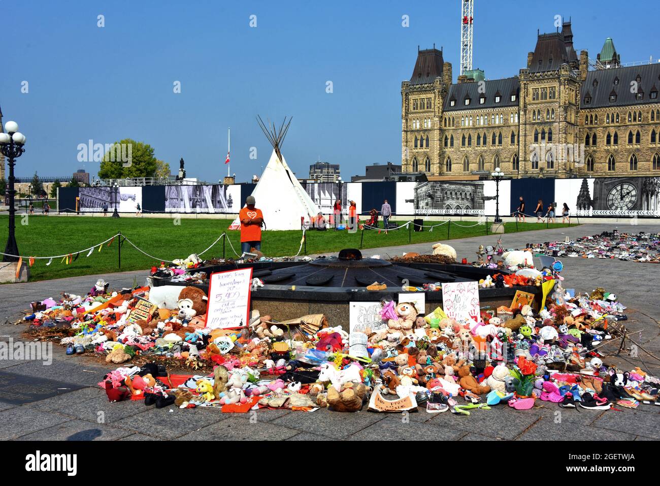 Ottawa, Kanada – 21. August 2021: Tipi wurde von Mitgliedern der Bewegung Blinding Light Walk - Tiger Lily, die von Sudbury aus GING, auf dem Parliament Hill errichtet, um weitere Versöhnungsmaßnahmen und eine weitere Änderung des Indischen Gesetzes von 1876 durch die kanadische Regierung zu bewirken. Die vielen Spielzeuge, die von Menschen zu Ehren der vielen Wohnschüler hinterlassen wurden, sind noch vorhanden Stockfoto