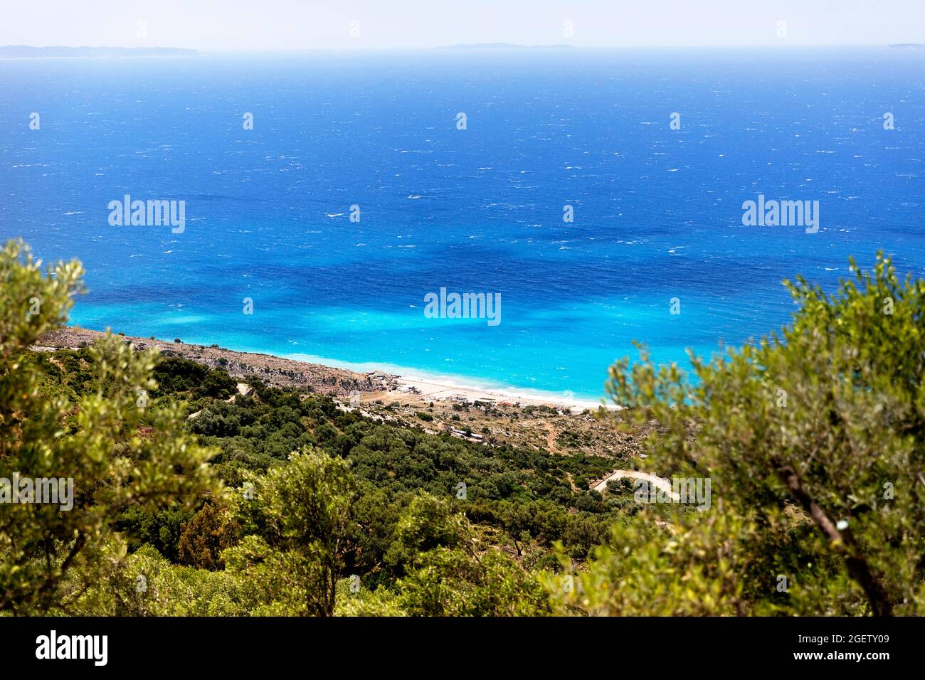 Authentische albanische Küste mit türkisfarbenem Wasser, sandigen Stränden, kleinen Dörfern und unberührter Natur, die die unversehrte Schönheit zeigt Stockfoto