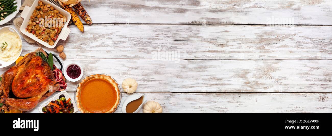 Traditionelles Thanksgiving-truthahn-Abendessen Draufsicht Eckumrandung auf einem rustikalen weißen Holz Banner Hintergrund mit Kopierraum. Pute, Kartoffelpüree, Stuf Stockfoto