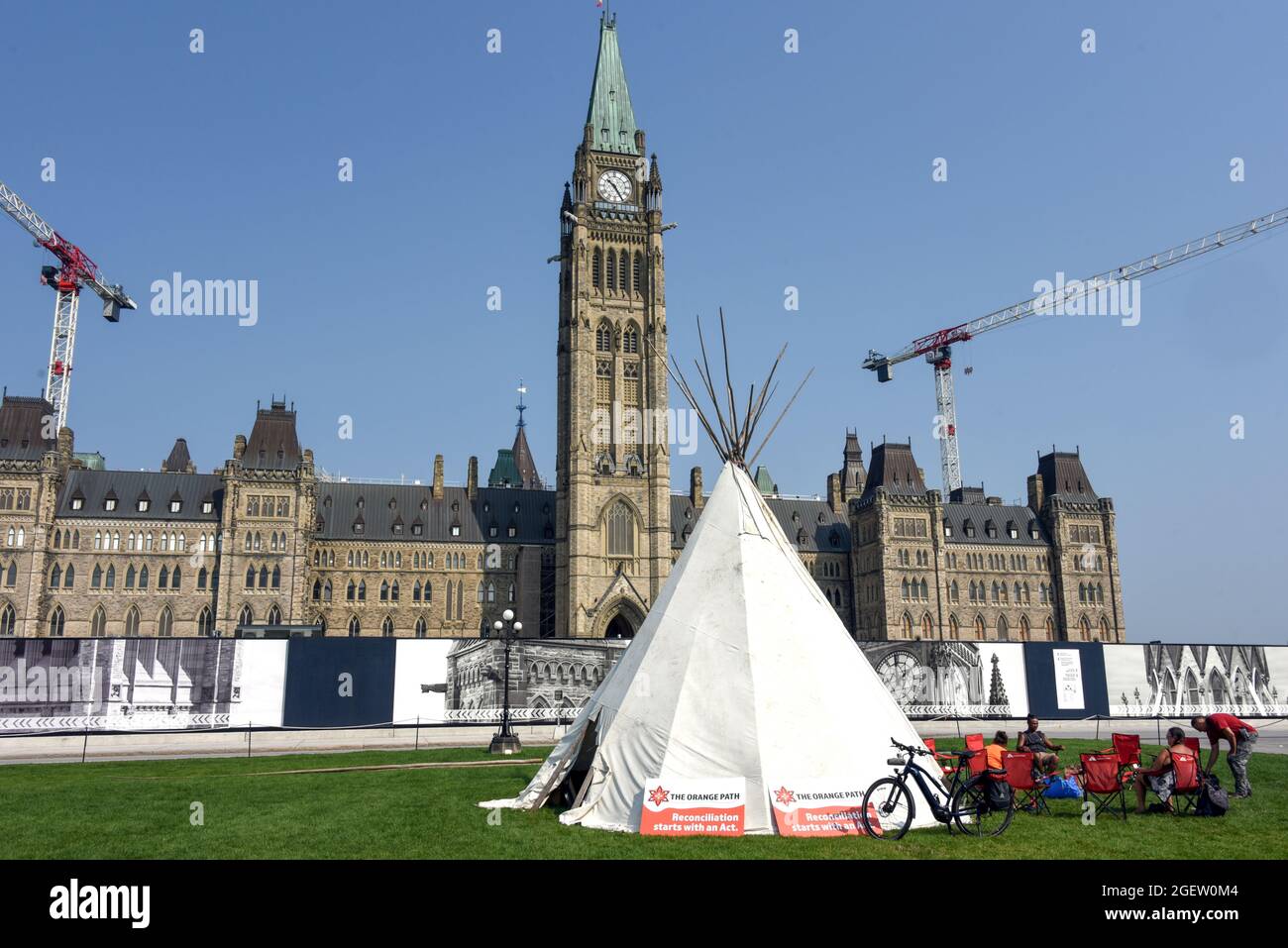 Ottawa, Kanada – 21. August 2021: Tipi wurde von Mitgliedern der Bewegung Blinding Light Walk - Tiger Lily, die von Sudbury aus GING, auf dem Parliament Hill errichtet, um weitere Versöhnungsmaßnahmen und eine weitere Änderung des Indischen Gesetzes von 1876 durch die kanadische Regierung zu bewirken. Stockfoto