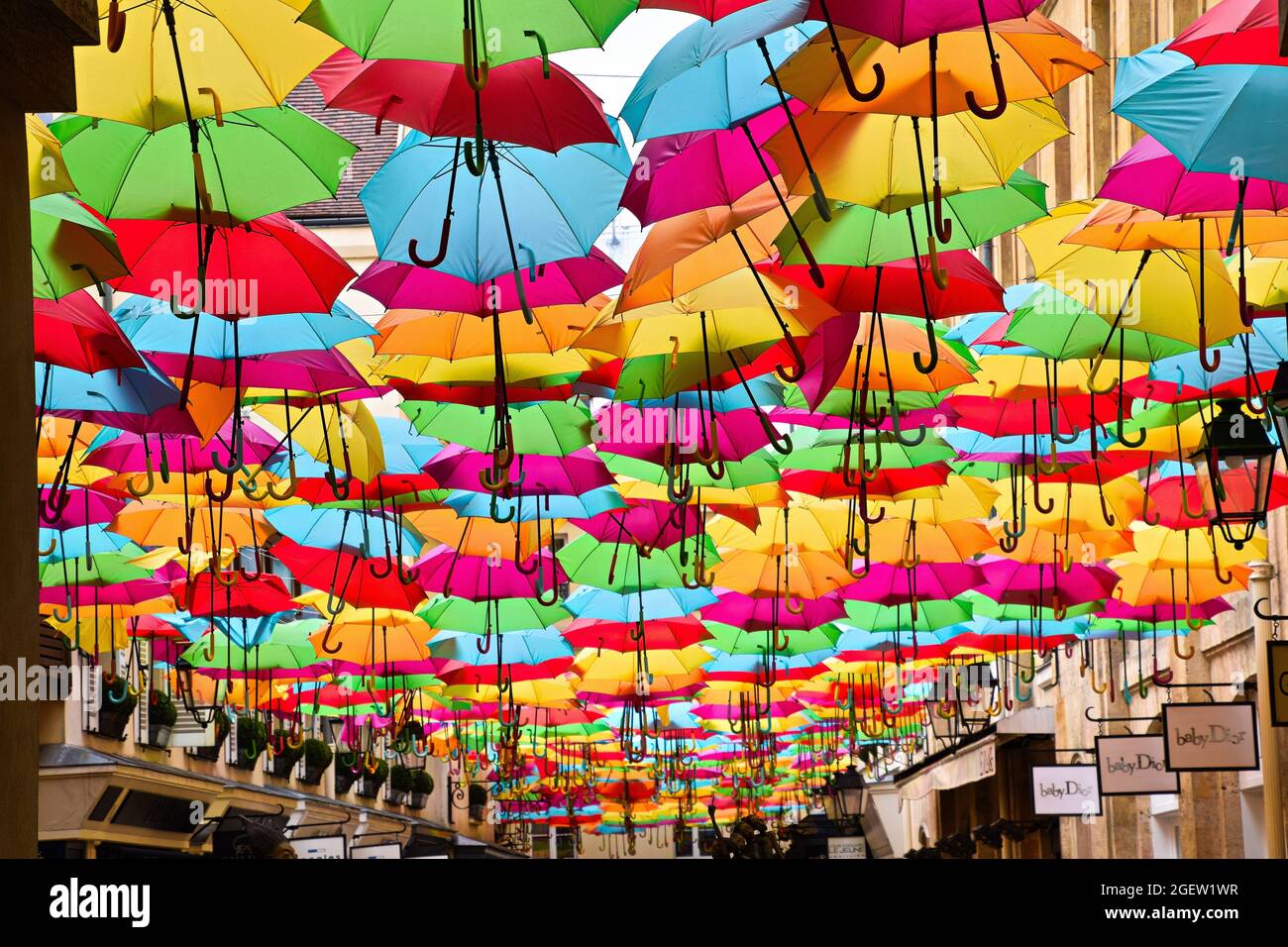 Bunte Regenschirme in Paris, Frankreich, Europa Stockfotografie - Alamy