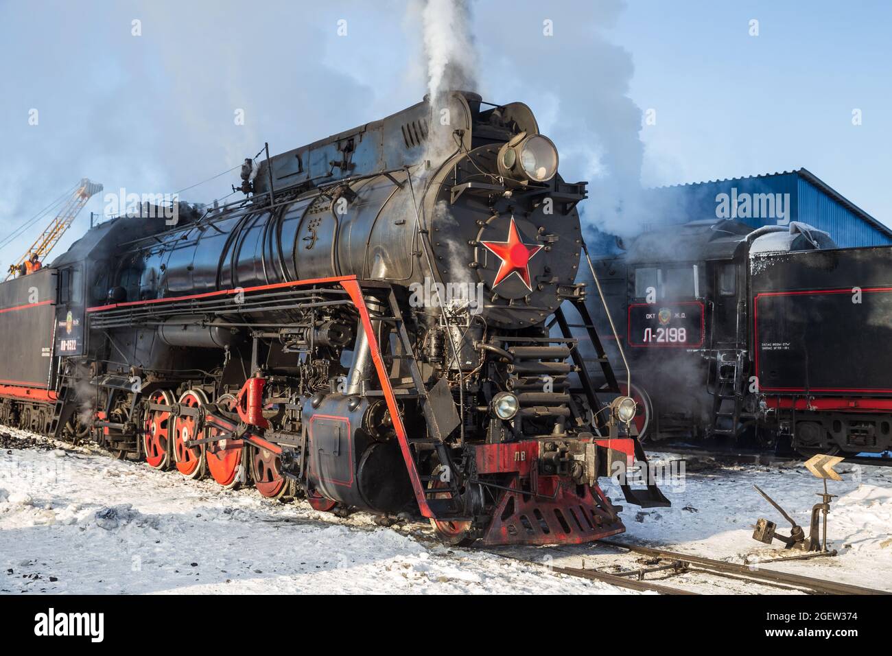 SORTAVALA, RUSSLAND - 10. MÄRZ 2021: Alte Dampflokomotive pumpt weiße Rauchwolken am Bahnhof von Sortavala aus Stockfoto