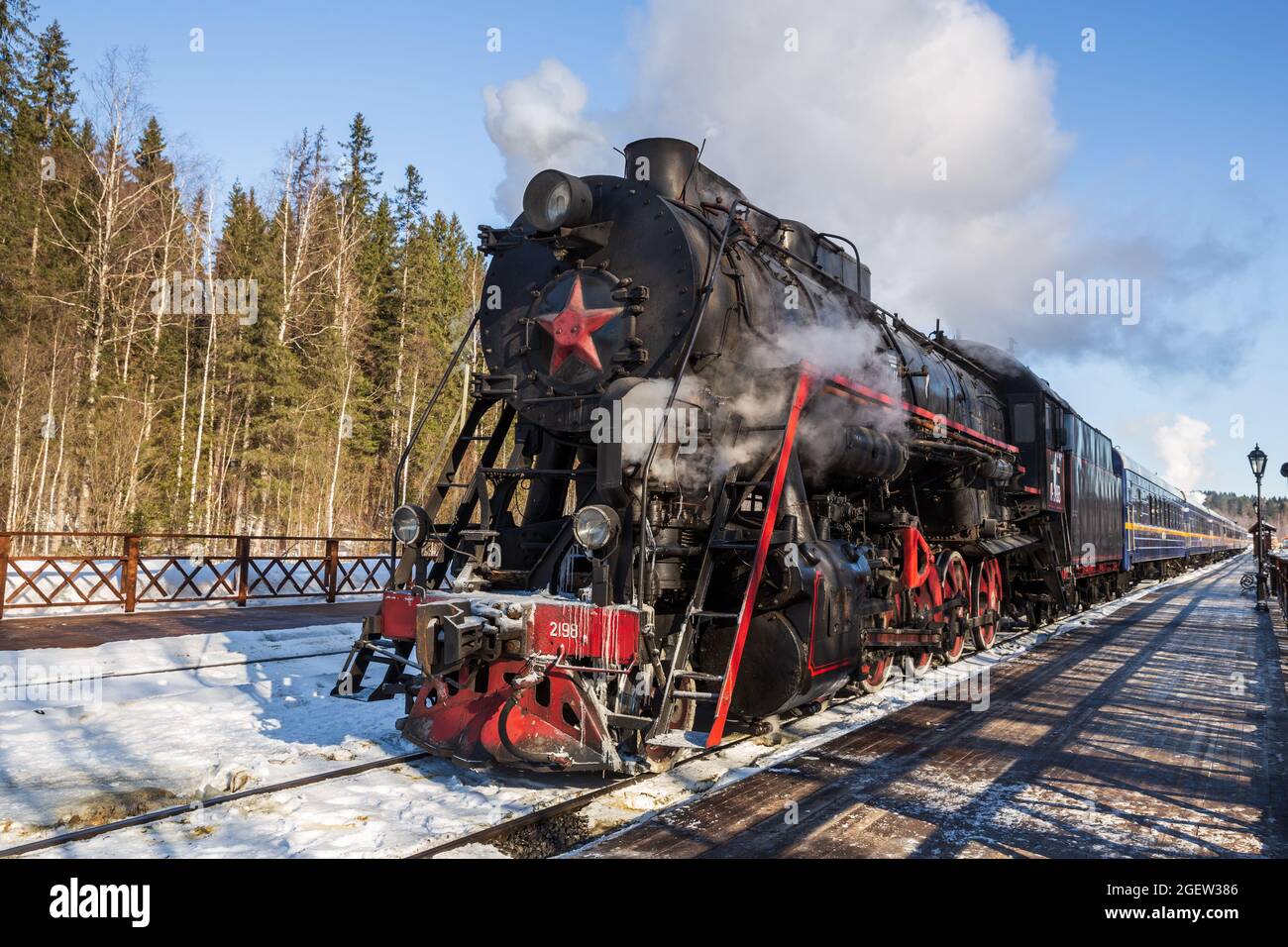 RUSKEALA, RUSSLAND - 10. MÄRZ 2021: Touristischer Retrozug Ruskeala Express mit Dampflokomotive fährt vom Bahnhof Ruskeala ab Stockfoto