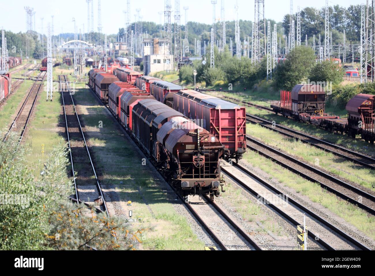 Rostock, Deutschland. August 2021. Güterzüge werden auf dem Rangierbahnhof vor dem Seehafen geparkt. Die Lokführer-Gewerkschaft GDL hat ihre Mitglieder von 21 bis 25.08.2021 zum Streik aufgerufen. Ab 21.08.2021 um 17.00 Uhr soll der Güterverkehr angeschlagen werden. Quelle: Bernd Wüstneck/dpa-Zentralbild/dpa/Alamy Live News Stockfoto