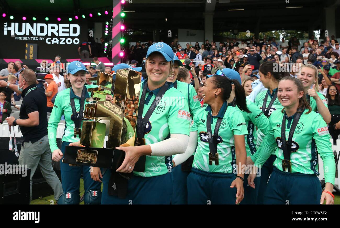 Dane van Niekerk von oval Invincibles hebt die erste Hundert-Trophäe nach dem Finale der Hundert Frauen in Lord's, London. Bilddatum: Samstag, 21. August 2021. Siehe PA Geschichte CRICKET hundert. Bildnachweis sollte lauten: Steven Paston/PA Wire. EINSCHRÄNKUNGEN: Nur für redaktionelle Zwecke. Keine kommerzielle Nutzung ohne vorherige schriftliche Zustimmung der EZB. Nur für Standbilder. Keine bewegten Bilder zum Emulieren der Übertragung. Keine Entfernung oder Verdunkelung von Sponsorlogos. Stockfoto