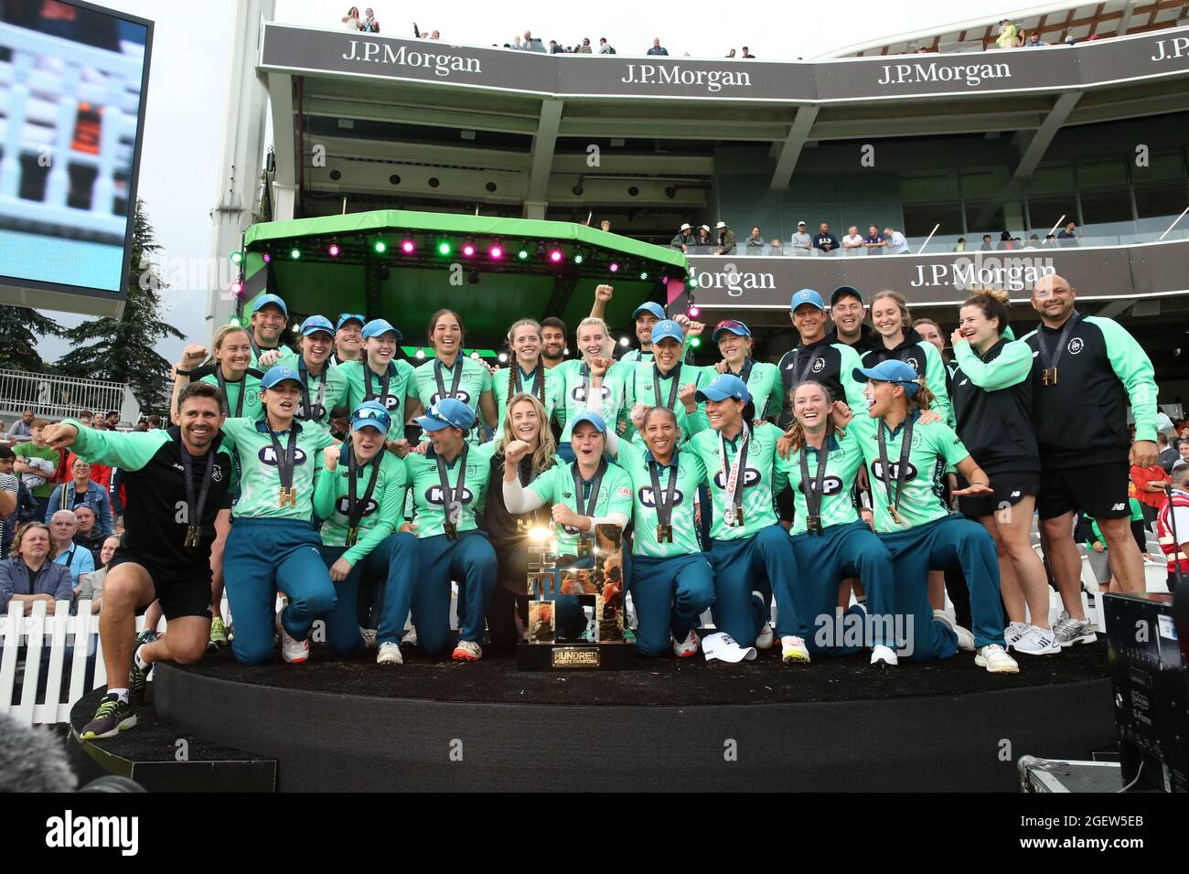 Die Spieler der ovalen Invincibles feiern mit der ersten Trophäe „Hundert“ nach dem „Finale der Hundert Frauen“ in Lord's, London. Bilddatum: Samstag, 21. August 2021. Siehe PA Geschichte CRICKET hundert. Bildnachweis sollte lauten: Steven Paston/PA Wire. EINSCHRÄNKUNGEN: Nur für redaktionelle Zwecke. Keine kommerzielle Nutzung ohne vorherige schriftliche Zustimmung der EZB. Nur für Standbilder. Keine bewegten Bilder zum Emulieren der Übertragung. Keine Entfernung oder Verdunkelung von Sponsorlogos. Stockfoto