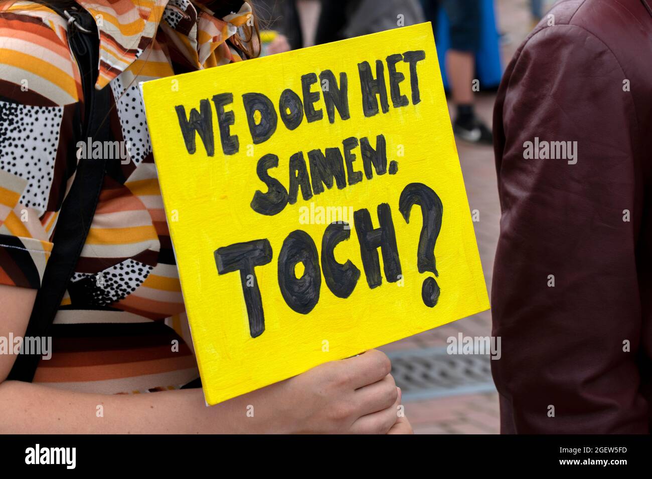 Demonstrator Holding Billboard Auf Der Unmute Us Demonstration In Amsterdam, Niederlande 21-8-2021 Wir Machen Es Gemeinsam Stockfoto