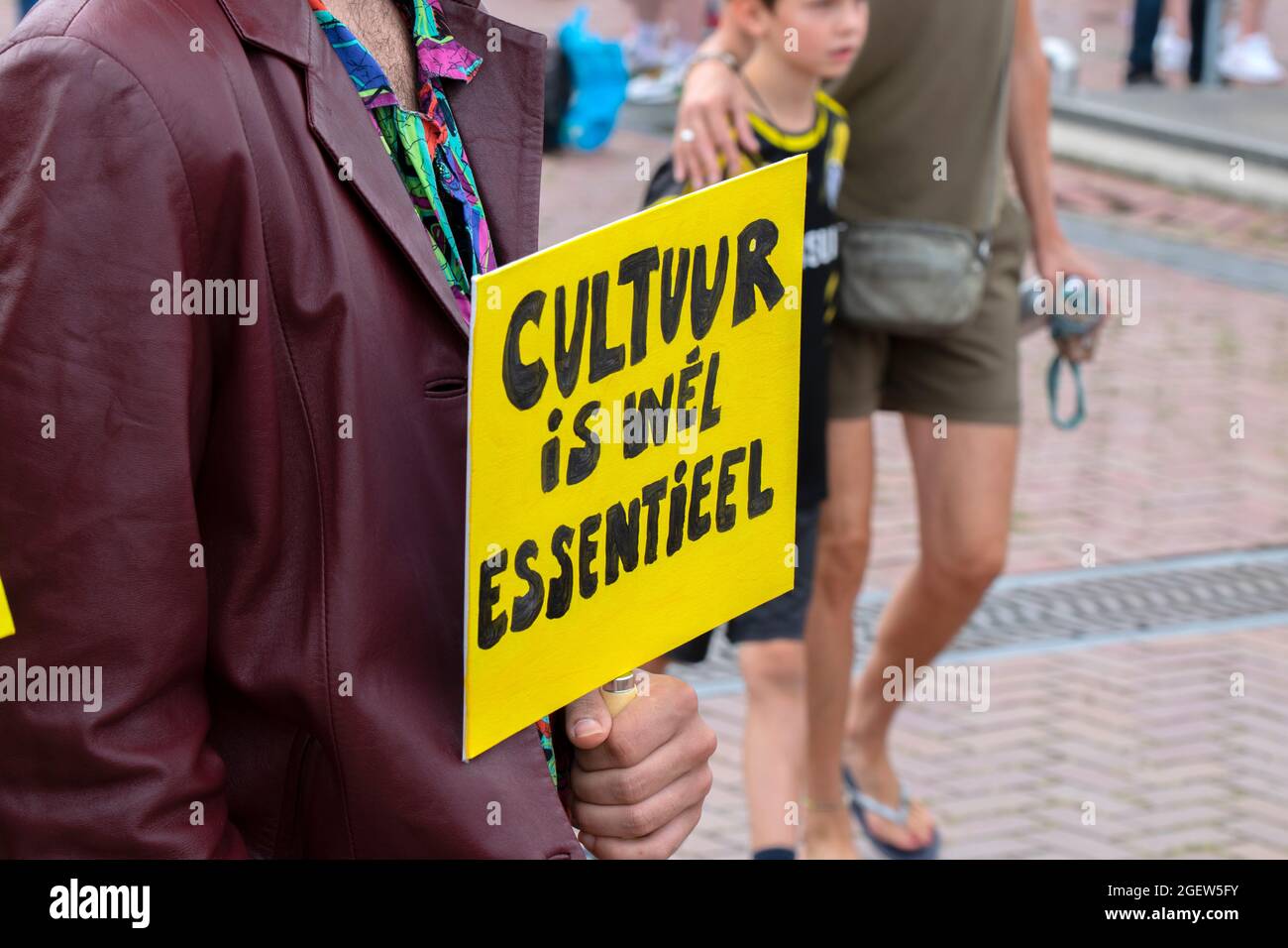 Demonstrator Holding Billboard Bei Der Unmute Us Demonstration In Amsterdam, Niederlande 21-8-2021 Kultur Ist Unerlässlich Stockfoto