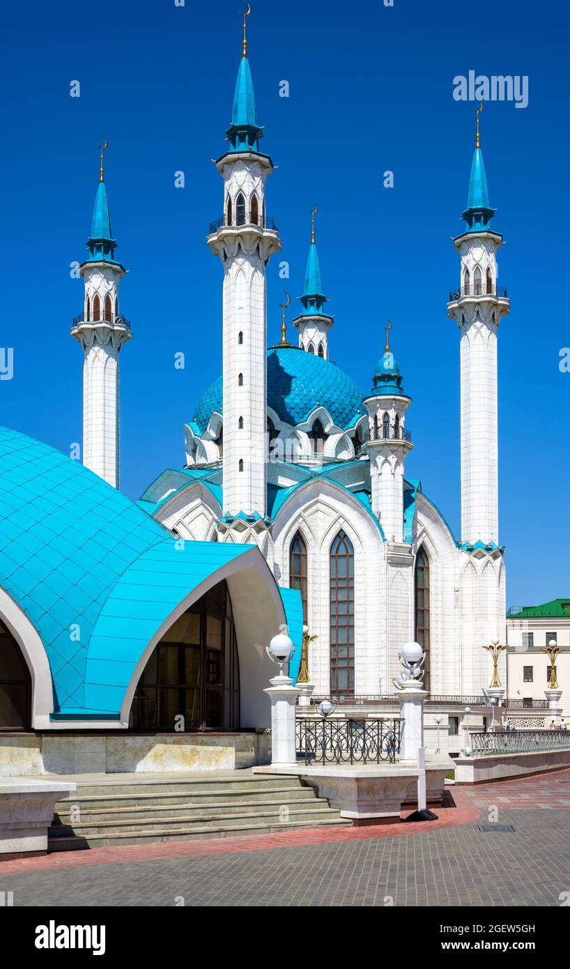 Kul Sharif Moschee in Kasan Kreml, Tatarstan, Russland. Es ist das Wahrzeichen von Kazan. Vertikale Ansicht der islamischen Architektur, schöne Touristenattraktion in Stockfoto