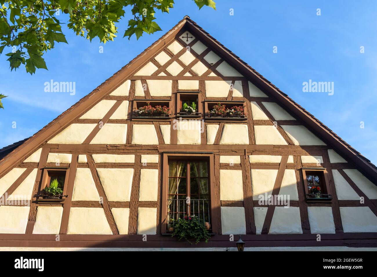 Fachwerkhaus in Süddeutschland, Europa. Schöne Fassade eines typischen Hauses in deutscher Stadt. Vorderansicht eines kleinen Wohnhauses, traditionell Stockfoto