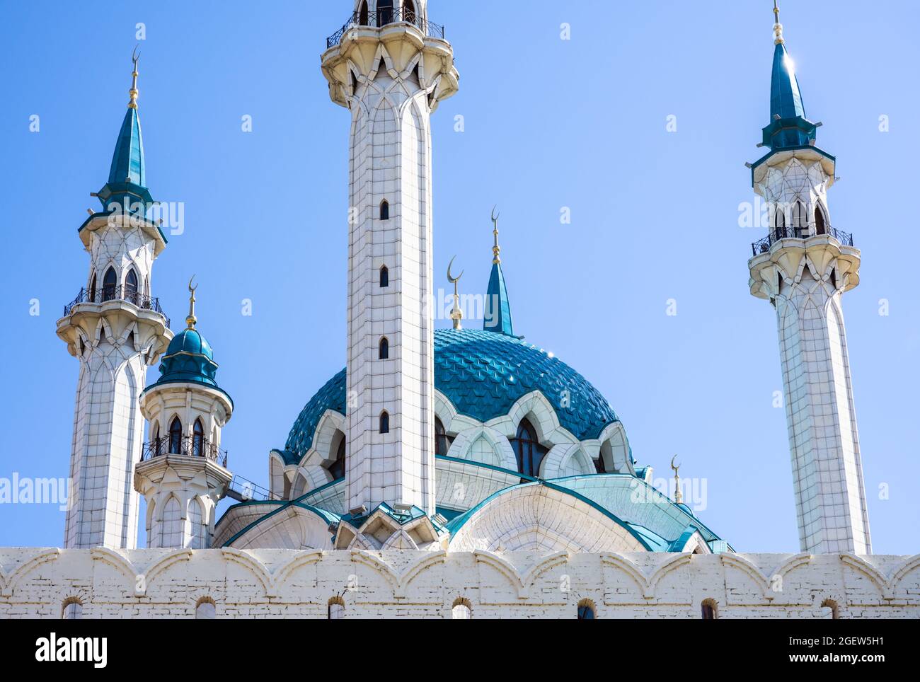 Kul Sharif Moschee in Kasan Kreml, Tatarstan, Russland. Es ist das Wahrzeichen von Kazan. Schöne Touristenattraktion, moderne islamische Architektur gegen Blau Stockfoto