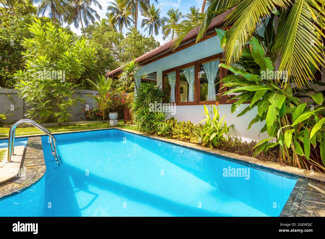 Sri Lanka - Nov 2, 2017: Schöner Pool im Hinterhof eines luxuriösen tropischen Hotels oder Wohnhauses. Schöner Pool mit blauem sauberem Wasser in der Villa c Stockfoto