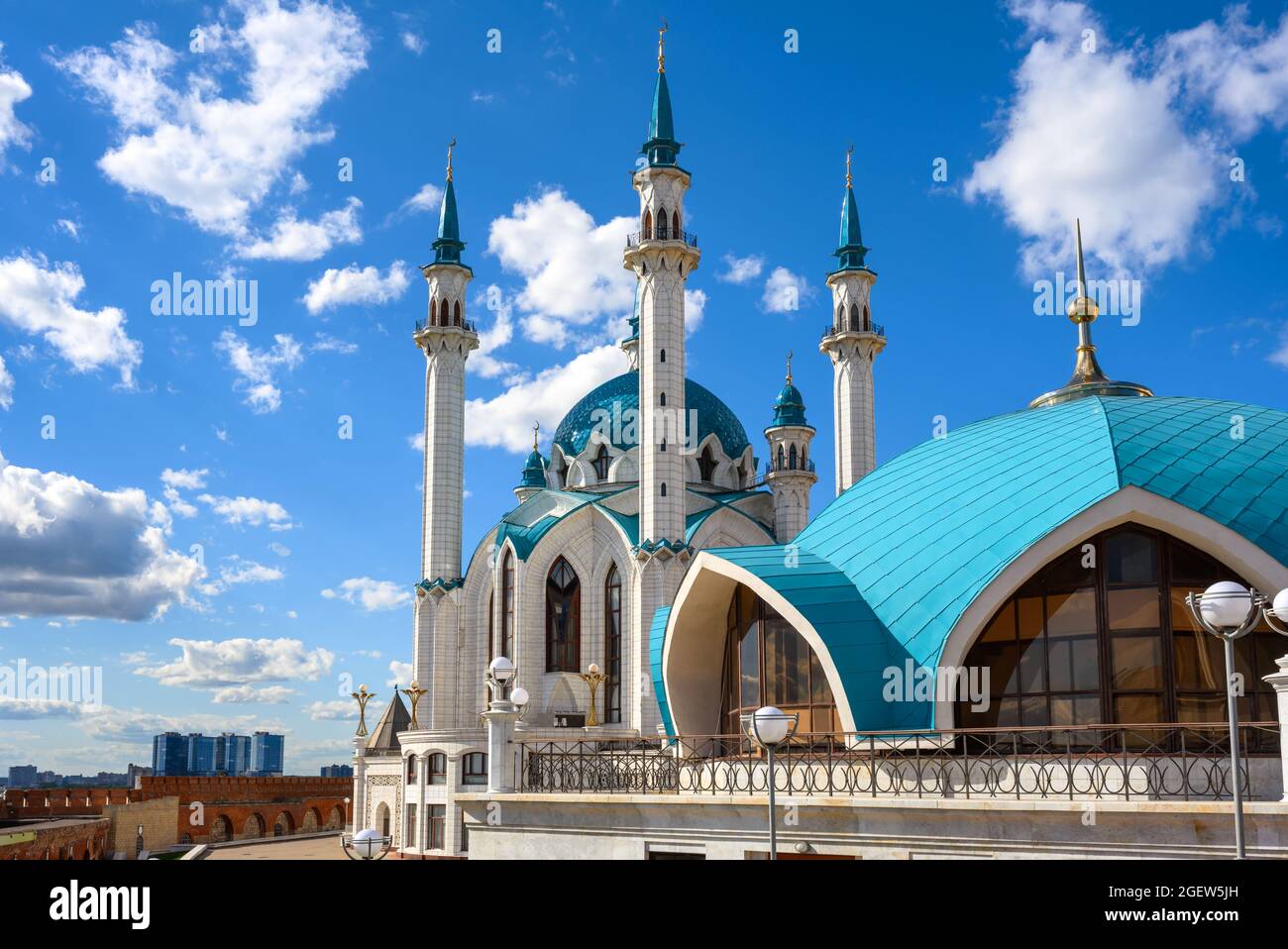 Kul Sharif Moschee in Kasan Kreml, Tatarstan, Russland. Es ist das Wahrzeichen von Kazan. Schöne Aussicht auf islamische Architektur, Touristenattraktion unter blauem Himmel i Stockfoto