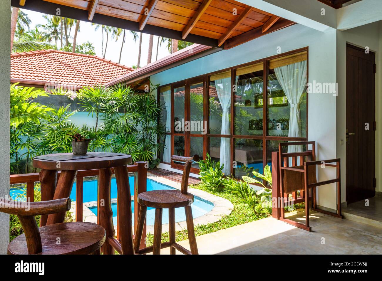Tangalle, Sri Lanka - Nov 4, 2017: Luxus-Villa unter Palmen, Pool mit tropischem Garten im Resort Hotel. Haus Hof mit Terrasse, id Stockfoto