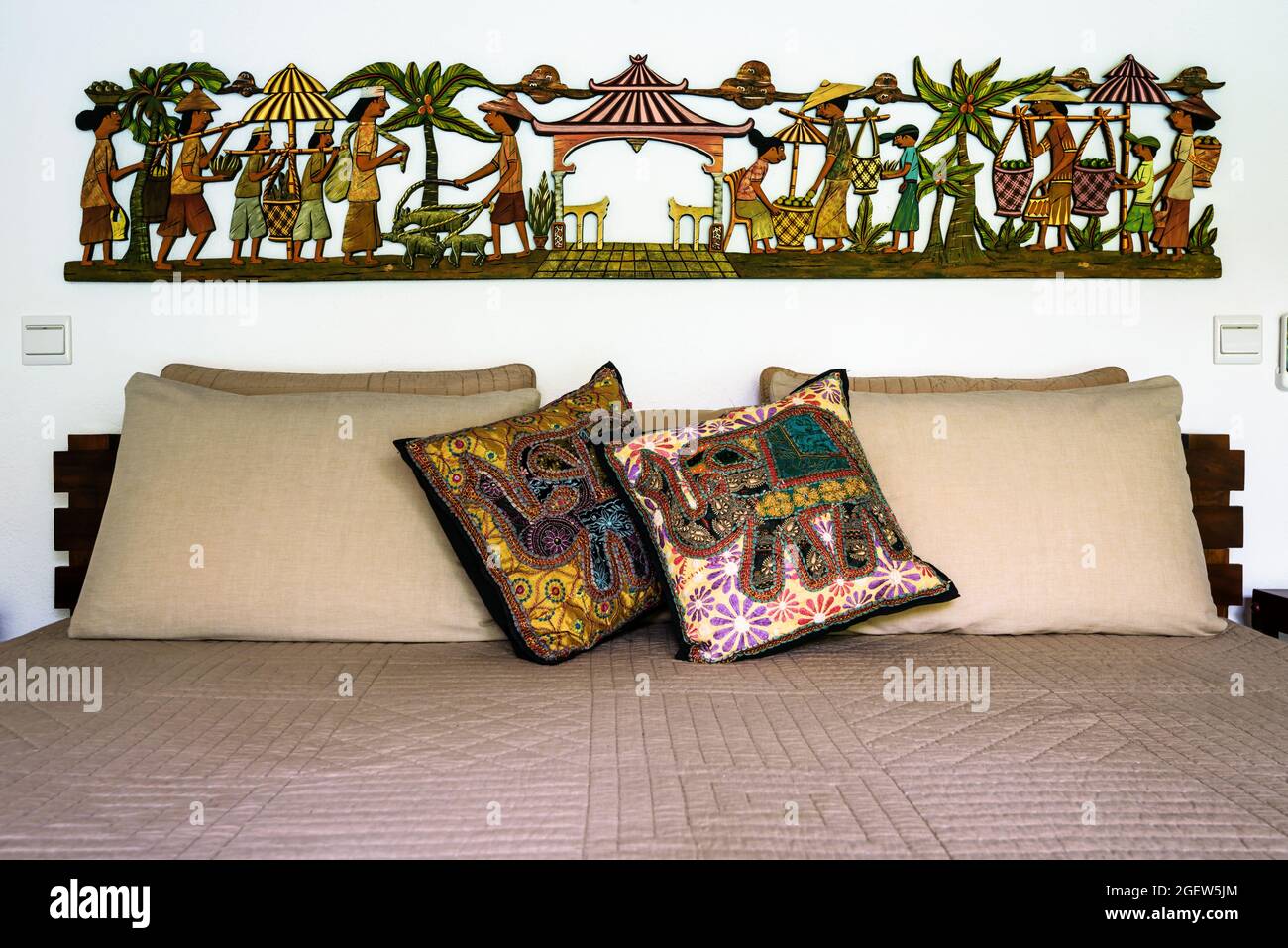 Tangalle, Sri Lanka - 31. Oktober 2017: Im Hotel oder Wohnhaus, Bett mit Kissen und Kissen im ethnischen Stil. Schlafzimmer Haus Interieur in Indian Stockfoto