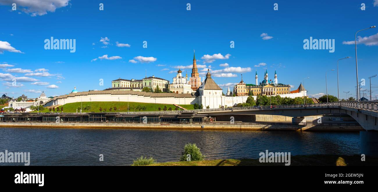 Panorama des Kasaner Kremls im Sommer, Tatarstan, Russland. Es ist das Wahrzeichen von Kazan. Panoramasicht auf die weiße Festung am Fluss. Stadtlandschaft Stockfoto