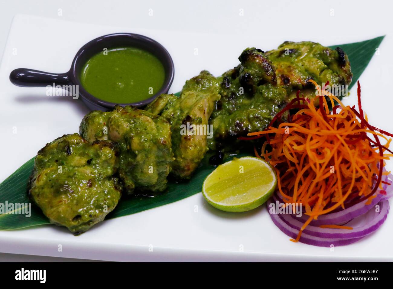 Grünes Huhn Tikka. Minze, Spinat und Joghurt mariniert gewürzt Tandoori Huhn, indische Küche Stockfoto