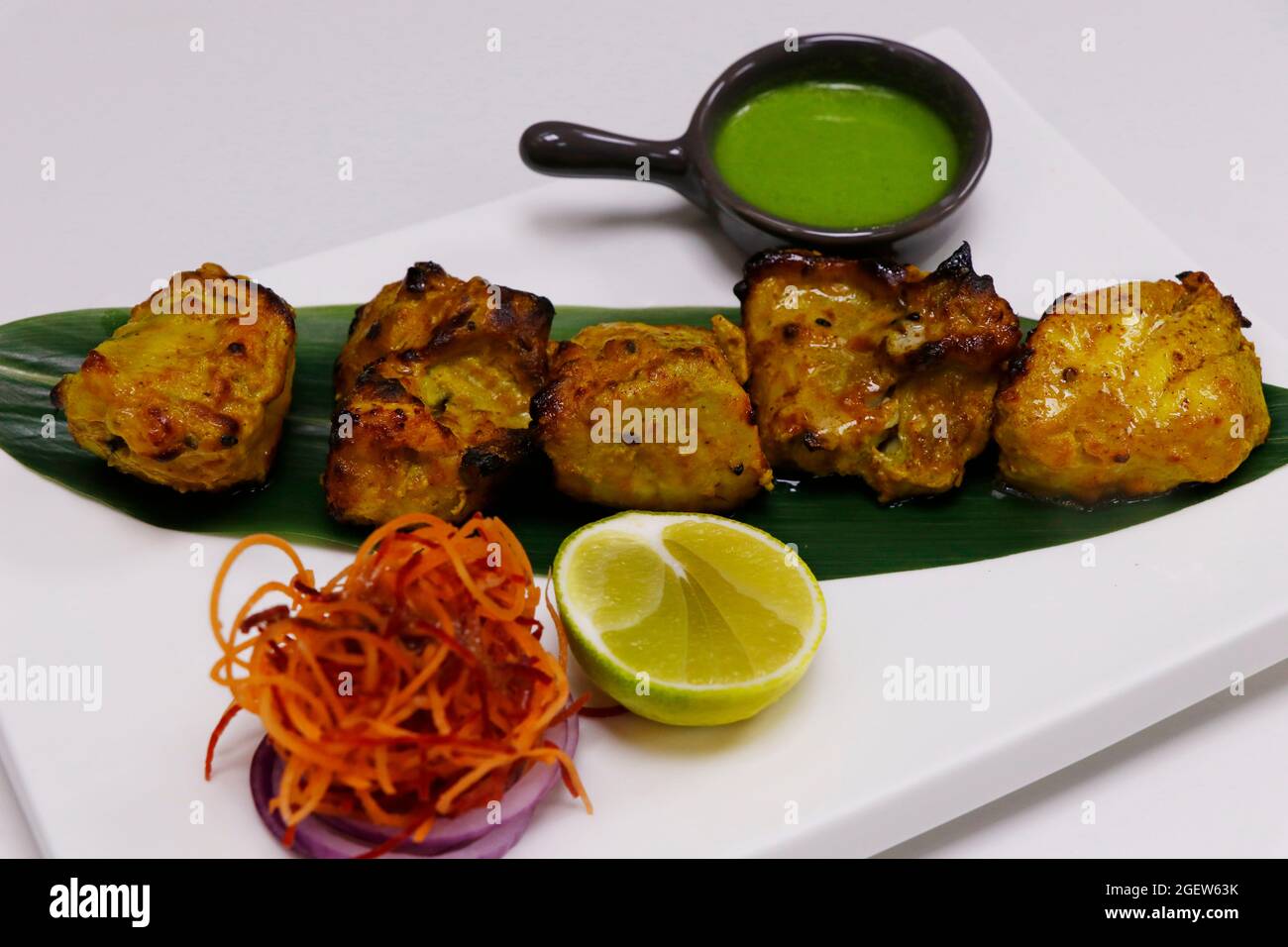tandoori Fisch Tikka, Lehmofen geröstete Fischwürfel mit Ajwain-Geschmack, überzogen mit Gramm Mehl, Joghurt und Gewürzen Stockfoto