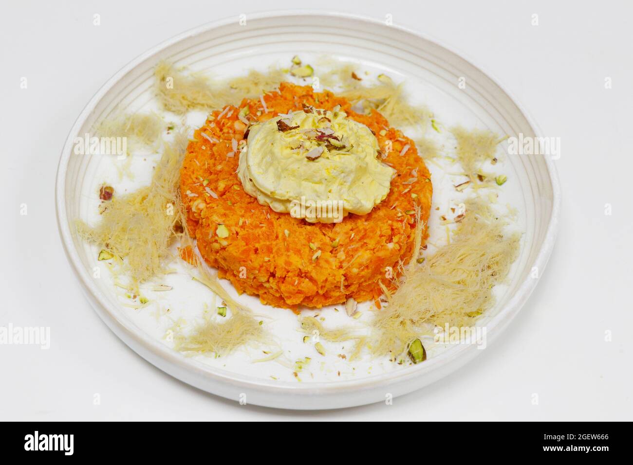 Karotten-Halwa mit süßer Creme und soan-Papdi, indische Süßspeisen Stockfoto