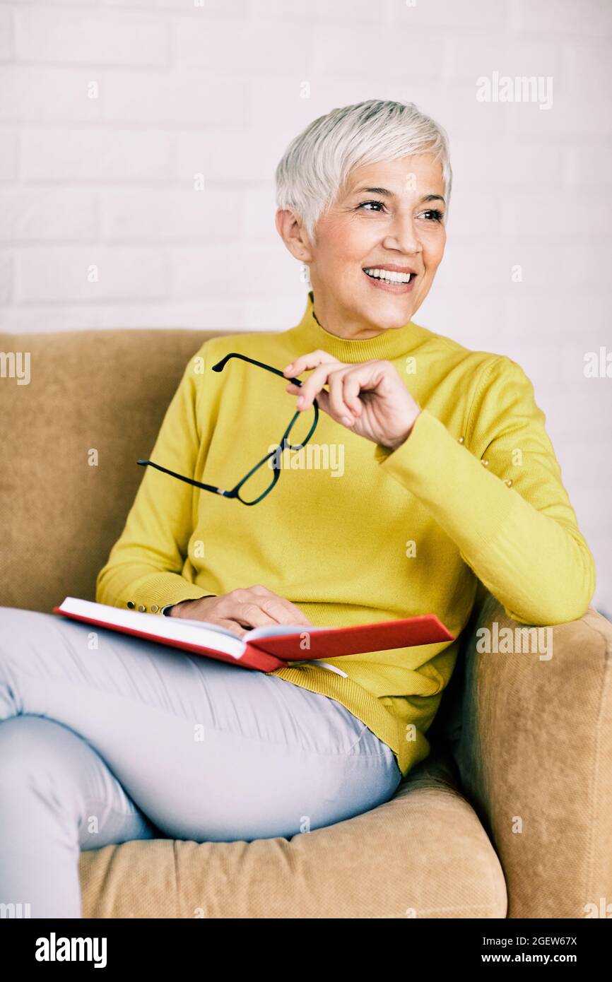Schöne ältere Frau Portrait Buch graue Haare Stockfoto