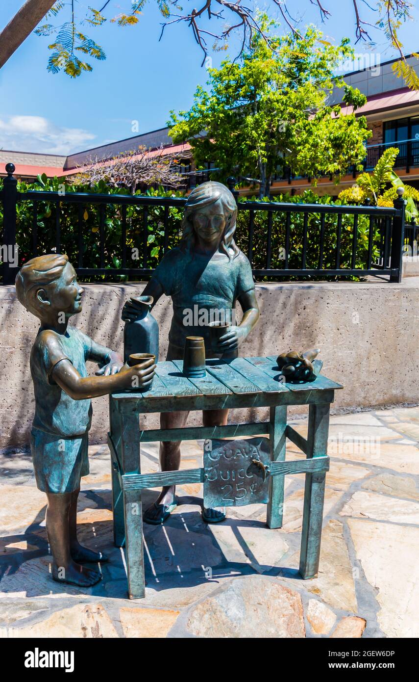 Bronzeskulptur von Guava Juice Stand am Queens Marketplace in Waikoloa, Hawaii Island, Hawaii, USA Stockfoto