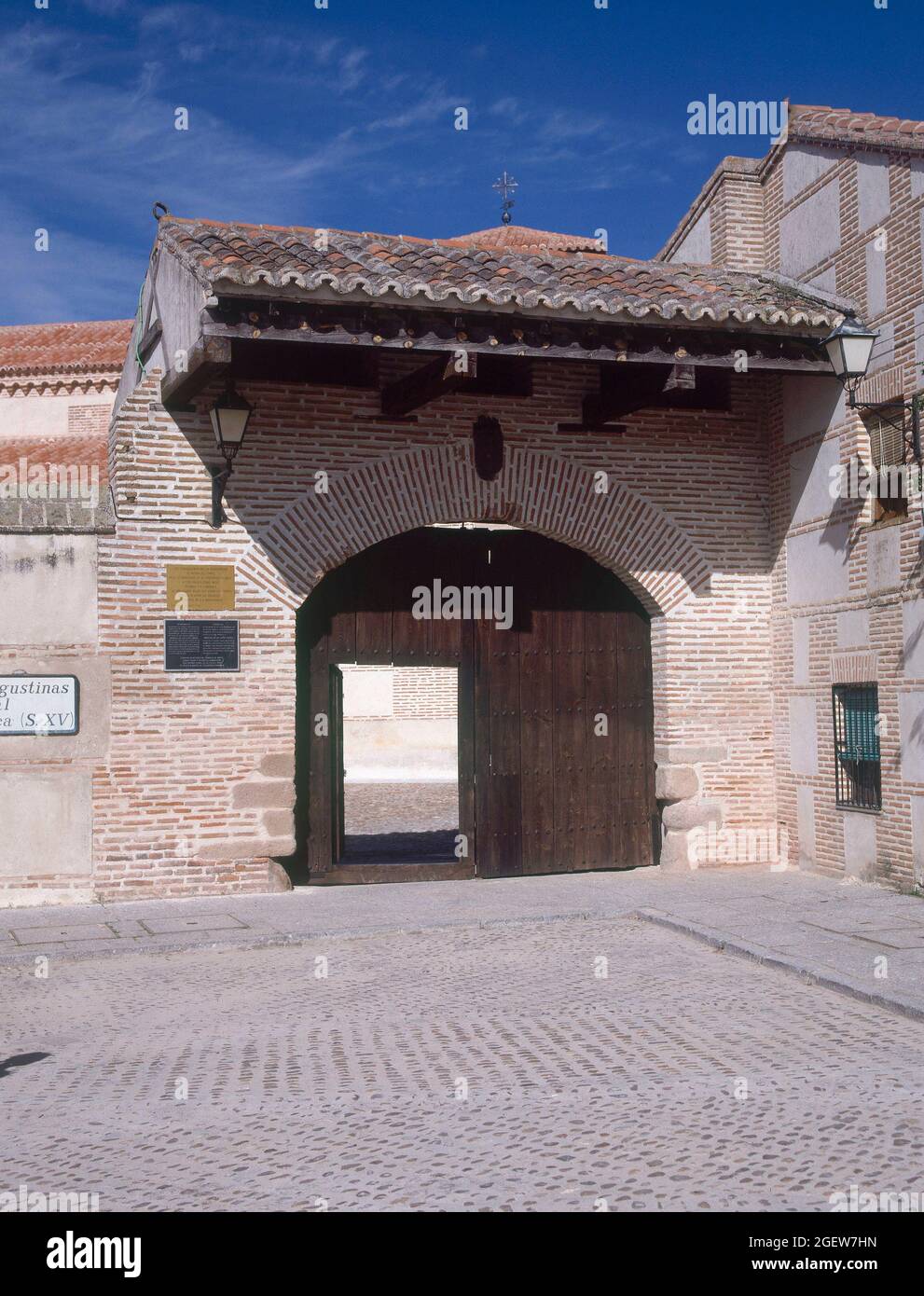 PORTON DE ENTRADA AL CONVENTO DE MADRES AGUSTINAS - CASA NATAL DE ISABEL LA CATOLICA - S XV. LAGE: CONVENTO DE LAS AGUSTINAS. MADRIGAL DE LAS ALTAS TORRES. AVILA. SPANIEN. Stockfoto